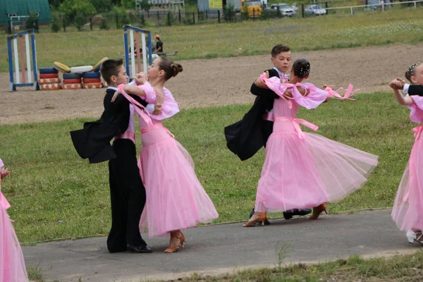 Yoshkar-Ola, RUSIA, 29 de julio de 2018: Carreras de caballos y saltos — Foto de Stock