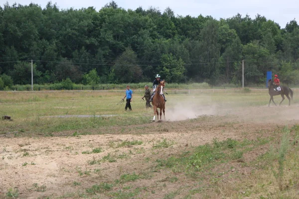 Yoshkar-Ola, RUSIA, 29 de julio de 2018: Carreras de caballos y saltos — Foto de Stock