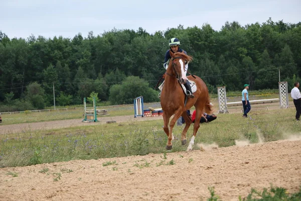 俄罗斯约什卡-奥拉, 2018年7月29日: 赛马和跳跃 — 图库照片