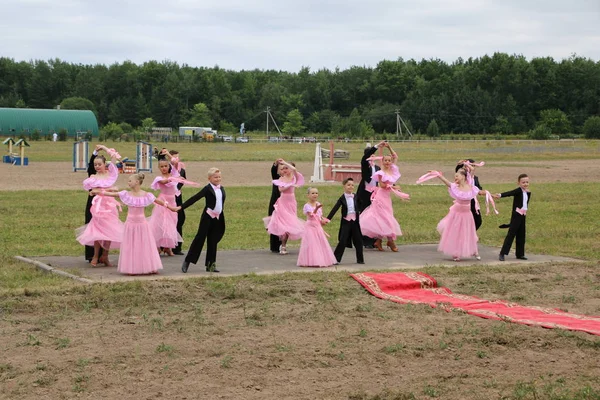 Yoshkar-Ola, RUSSIA, 29. juli 2018: Hestevæddeløb og hop på - Stock-foto