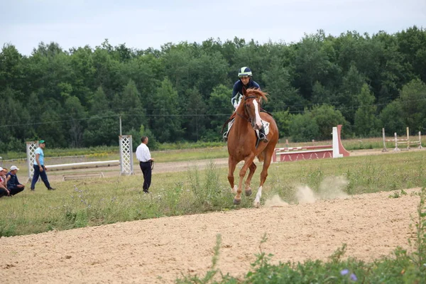 Yoshkar-Ola, RUSSIA, 29 de julho de 2018: Corrida de cavalos e salto — Fotografia de Stock