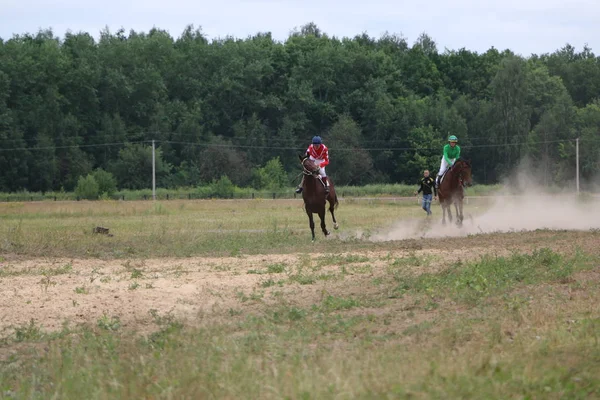 Yoshkar-Ola, RUSIA, 29 de julio de 2018: Carreras de caballos y saltos — Foto de Stock