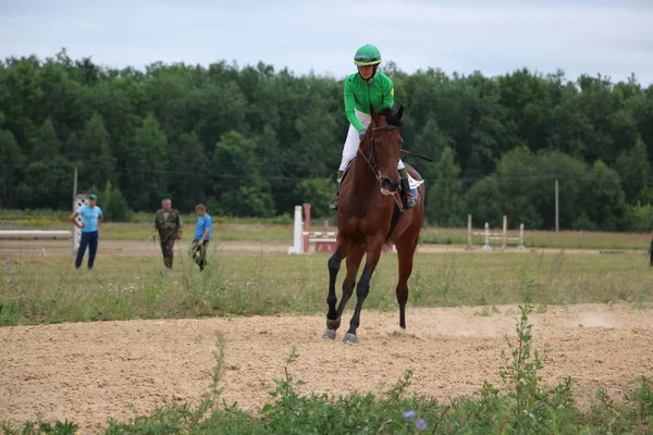 Yoshkar-Ola, RUSIA, 29 de julio de 2018: Carreras de caballos y saltos —  Fotos de Stock