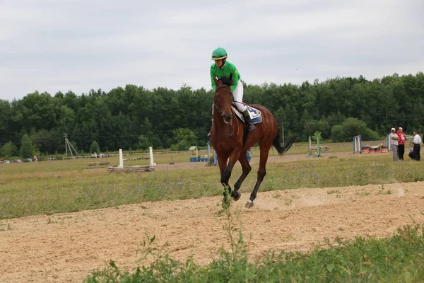 Yoshkar-Ola, RUSIA, 29 de julio de 2018: Carreras de caballos y saltos —  Fotos de Stock