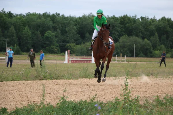 Yoshkar-Ola, Ryssland, 29 juli 2018: Hästkapplöpning och hoppa på — Stockfoto