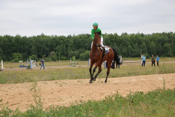 ヨシュカル ・ オラ ロシア、2018 年 7 月 29 日: 競馬とにジャンプ — ストック写真