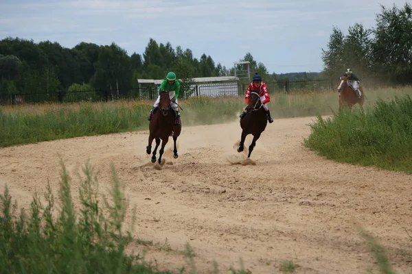 Yoshkar-Ola, RUSSIA, 29 de julho de 2018: Corrida de cavalos e salto — Fotografia de Stock