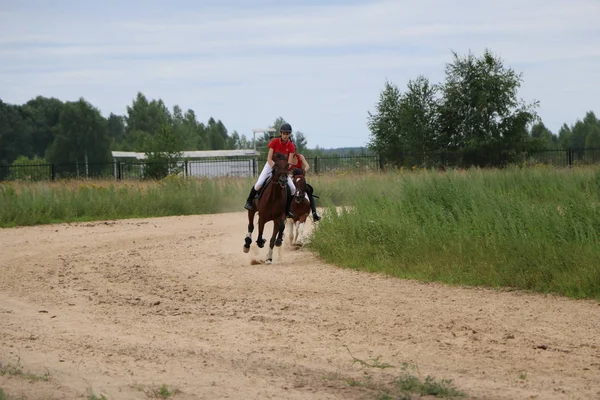 Yoshkar-Ola, Ryssland, 29 juli 2018: Hästkapplöpning och hoppa på — Stockfoto