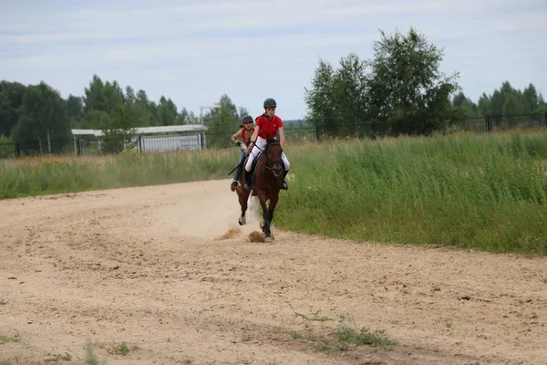 Yoshkar-Ola, RUSSIA, 29 de julho de 2018: Corrida de cavalos e salto — Fotografia de Stock