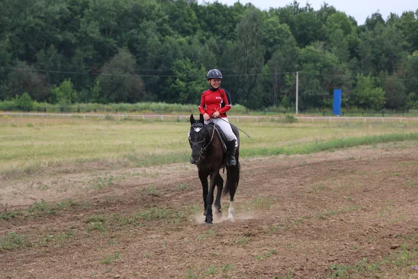 Yoshkar-Ola, Ryssland, 29 juli 2018: Hästkapplöpning och hoppa på — Stockfoto