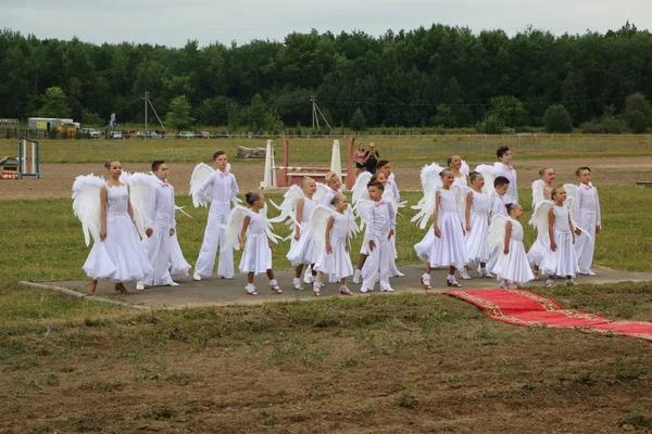 Yoshkar-Ola, Rusko, 29 července 2018: Koňské dostihy a skákání na — Stock fotografie