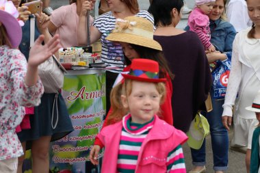 Yoshkar-Ola, Rusya, 29 Temmuz 2018: At yarışı ve atlama 