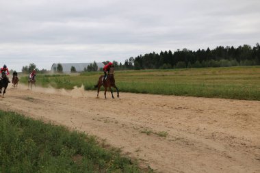 Yoshkar-Ola, Rusya, 29 Temmuz 2018: At yarışı ve atlama 