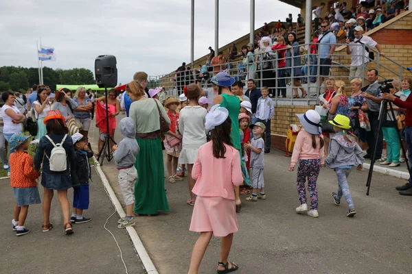 Yoshkar-Ola, RUSIA, 29 de julio de 2018: Carreras de caballos y saltos — Foto de Stock