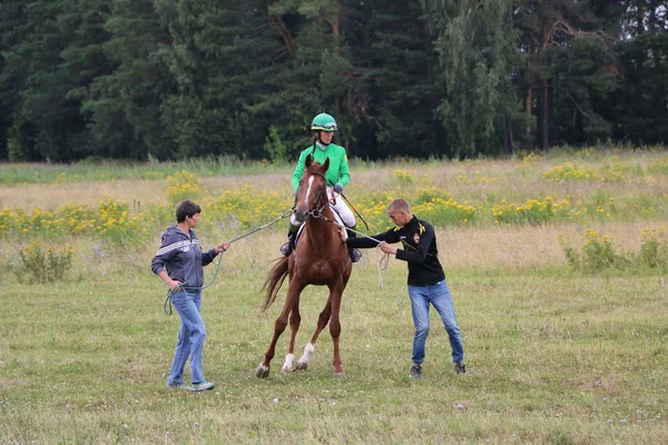 Yoshkar-Ola, RUSIA, 29 de julio de 2018: Carreras de caballos y saltos — Foto de Stock