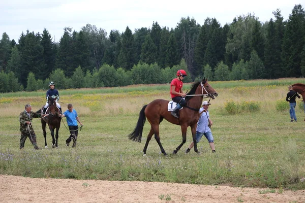 Yoshkar-Ola, RUSSIA, 29 de julho de 2018: Corrida de cavalos e salto — Fotografia de Stock