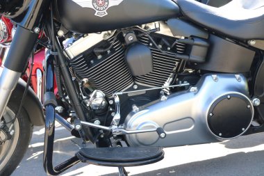 Kazan, Rusya, Mayıs 26, 2018: Motosiklet sezonu açılışı-Auto-motor gösterisi. Motor, motor ve gaz tankı, parlak krom yakıt sistemi.
