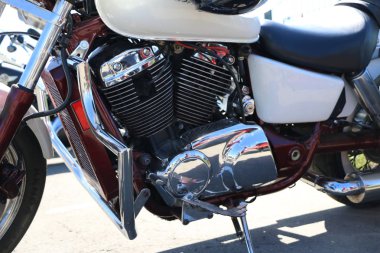 Kazan, Rusya, Mayıs 26, 2018: Motosiklet sezonu açılışı-Auto-motor gösterisi. Motor, motor ve gaz tankı, parlak krom yakıt sistemi.