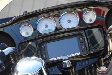 Kazan, Rusya, 26 Mayıs 2018: Motosiklet sezonu - otomatik-motor gösteri açılışı. Direksiyon, hız göstergesi, takometre, dikiz aynası ve motosiklet kontrol sistemi.