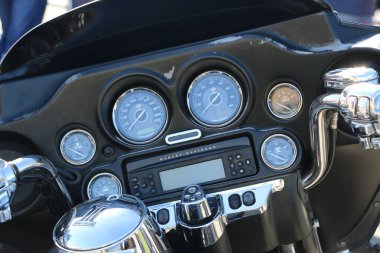 Kazan, Rusya, 26 Mayıs 2018: Motosiklet sezonu - otomatik-motor gösteri açılışı. Direksiyon, hız göstergesi, takometre, dikiz aynası ve motosiklet kontrol sistemi.