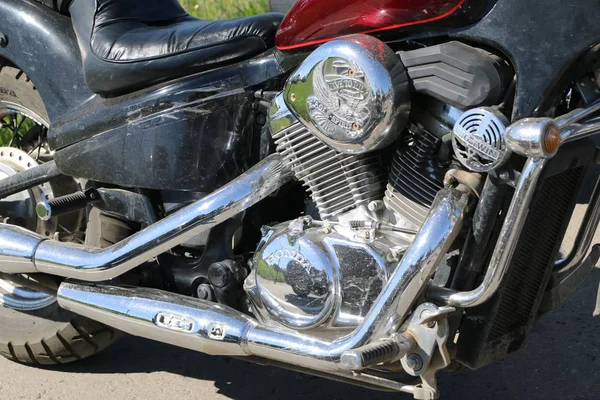 Kazan, RUSSIA, May 26, 2018: Opening of the motorcycle season - auto-motor show. Engine, motor, and gas tank, fuel system in brilliant chrome. — Stock Photo, Image