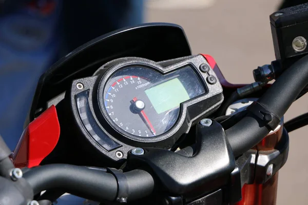 Kazan, RUSIA, 26 de mayo de 2018: Inauguración de la temporada de motocicletas: espectáculo automovilístico. Volante, velocímetro, tacómetro, espejo retrovisor y sistema de control de motocicletas . —  Fotos de Stock