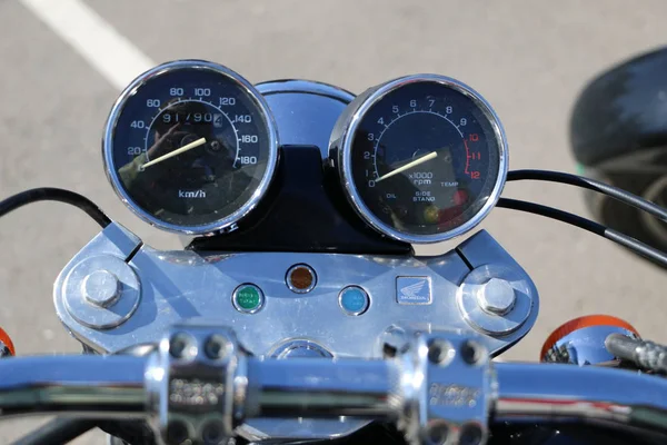 カザン、ロシア、2018 年 5 月 26 日: 開港オートバイ シーズン - 自動モーター ショー。ステアリング ホイール、スピード メーター、タコメーター、バックミラー、バイク コントロール システム. — ストック写真