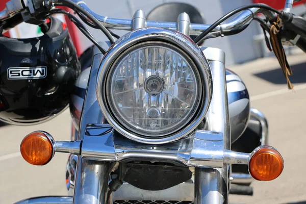Kazaň, Rusko, 26. května 2018: Otevírání sezóny Moto - auto-motor show. Světlomety, zadní světla a boční blinkry motocyklu. — Stock fotografie