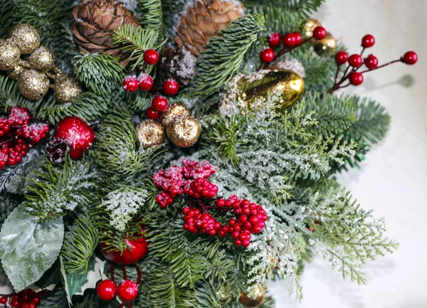 Composição de Natal de ramos de pinho, decorações de Natal douradas, bagas vermelhas e neve artificial . — Fotografia de Stock