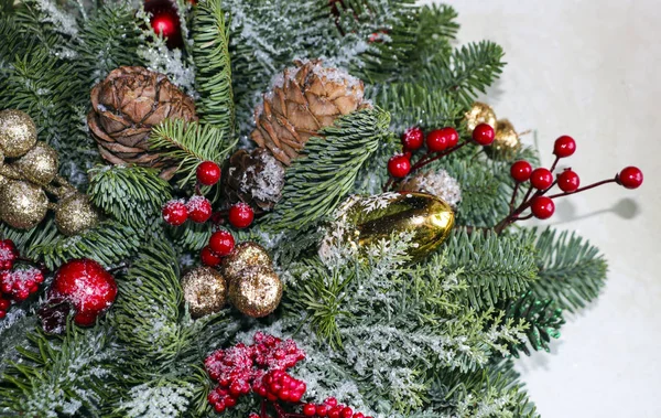 Composição de Natal de ramos de pinho, decoração de Natal dourada — Fotografia de Stock