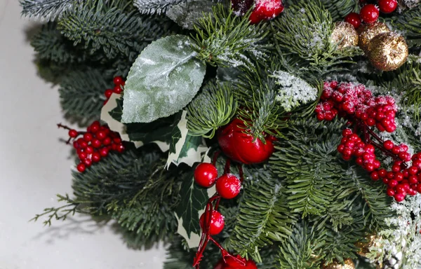 松の枝、黄金のクリスマスの装飾、赤い果実、人工雪のクリスマス組成. — ストック写真