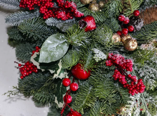 Composition de Noël de branches de pin, décorations de Noël dorées, baies rouges et neige artificielle . — Photo