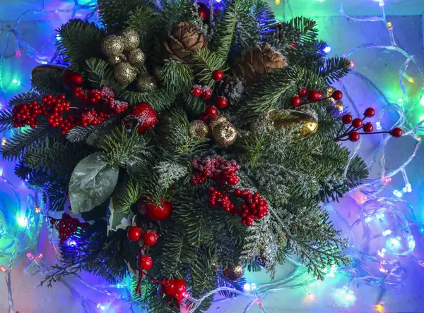 Kerst samenstelling van pijnboomtakken, gouden kerstversiering, rode bessen en Sneeuwkanon. — Stockfoto