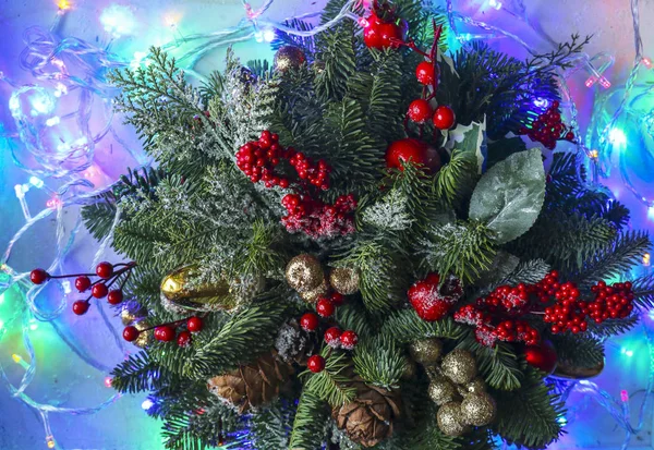 Composição de Natal de ramos de pinho, decorações de Natal douradas, bagas vermelhas e neve artificial . — Fotografia de Stock