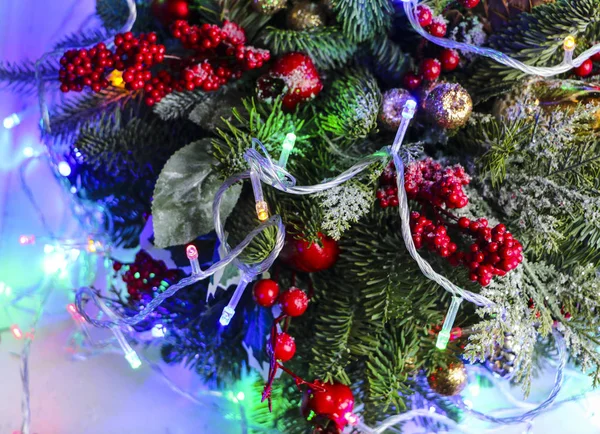 Boże Narodzenie skład gałęzie sosnowe, złote ozdoby świąteczne, czerwone jagody i Sztuczny śnieg. — Zdjęcie stockowe