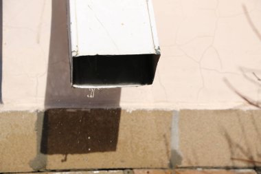 bahar çözülme güneşli gün düşer. erimiş kar oluk akar 