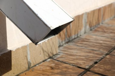 bahar çözülme güneşli gün düşer. erimiş kar oluk akar 