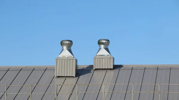 çatı üzerinde parlak metal hava havalandırma bina ve sıcaklık düzenleyen temiz hava döner.