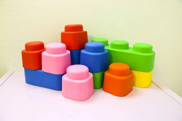 Строительный набор. детали различной формы от пластикового цвета ребенка — стоковое фото