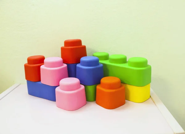 Строительный набор. детали различной формы от пластикового цвета ребенка — стоковое фото