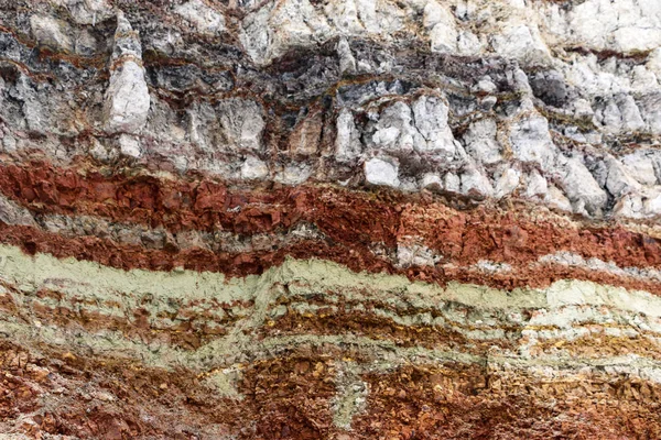 Textura de diferentes capas de arcilla subterránea en cantera de arcilla después del estudio geológico del suelo . —  Fotos de Stock