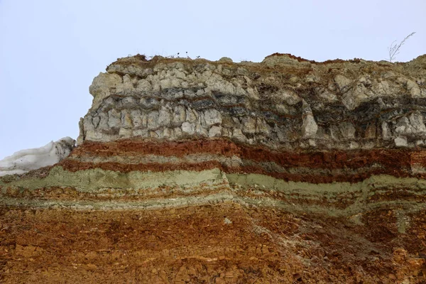 Textura de diferentes capas de arcilla subterránea en cantera de arcilla después del estudio geológico del suelo . —  Fotos de Stock