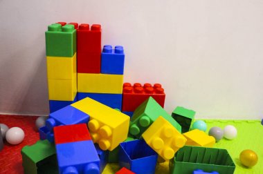 yapı kiti. İnşaat için plastik renk çocuk Tasarımcısı farklı form detayları.