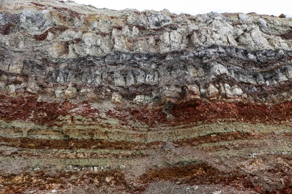 Konsistens av olika lager av lera under jord i lera stenbrottet efter geologisk studie av jord. — Stockfoto