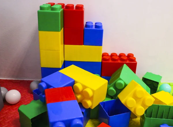 Építőkészlet. részleteit a különböző formájú műanyag színes gyermek tervezője építési. — Stock Fotó