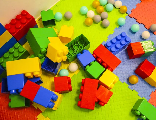 Строительный набор. детали различной формы от пластмассового цвета детского дизайнера для строительства . — стоковое фото