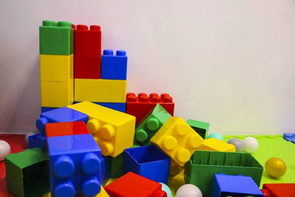 Baukasten. Details in unterschiedlicher Form aus Kunststoff Farbe Kinderdesigner für den Bau. — Stockfoto