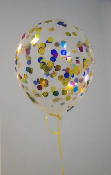güzel çocuk balonu dokulu duvara karşı helyum ile şişirilmiş.