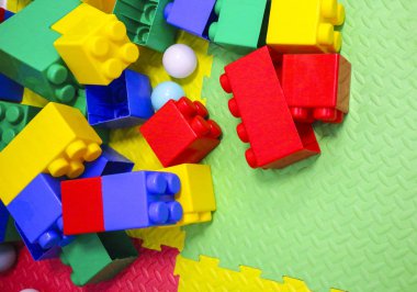 yapı kiti. İnşaat için plastik renk çocuk Tasarımcısı farklı form detayları.