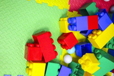 yapı kiti. İnşaat için plastik renk çocuk Tasarımcısı farklı form detayları.